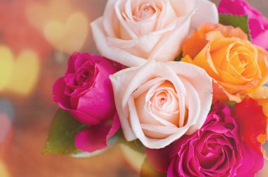 Pembe ve mor güller kalpleri arka plan ile. Sevgililer günü kavramı.