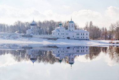 Nehir tarafından Ortodoks Kilisesi yakınındaki. Pskov. Kış. Rusya tam yansıma