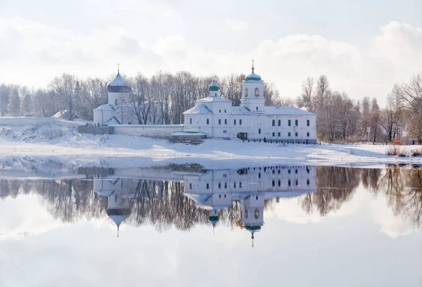 Igreja Ortodoxa Perto Rio Pskov Inverno Rússia Reflexão Completa — Fotografia de Stock
