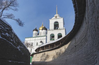 Trinity Katedrali Pskov. Kremlin Rusya. Nehir kıyısında antik kale.