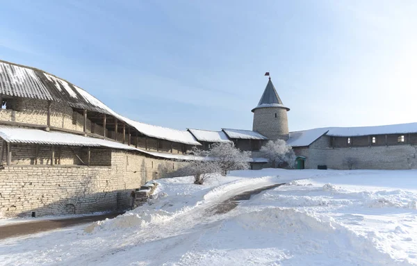 Trinity Katedrali Pskov. Kremlin Rusya. Nehir kıyısında antik kale.