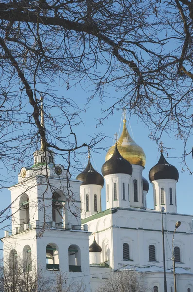 Catedral da Trindade Pskov. Kremlin Rússia. Fortaleza antiga na margem do rio . — Fotografia de Stock