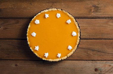 Taze ev yapımı kabak pasta krem koyu rustik ahşap arka plan üzerinde. Üstten görünüm. Kopya alanı.