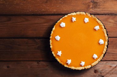 Taze ev yapımı kabak pasta krem koyu rustik ahşap arka plan üzerinde. Üstten görünüm. Kopya alanı.