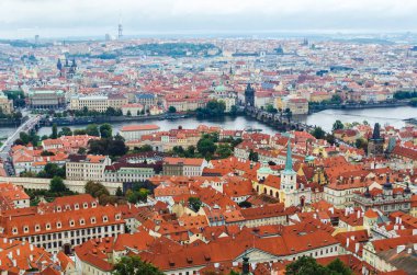 Yaz, Çek Cumhuriyeti, Avrupa'nın Prag ve Vltava Nehri panoramik manzaraya. Üstten görünüm.