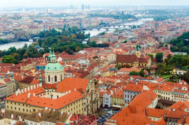 Yaz, Çek Cumhuriyeti, Avrupa'nın Prag ve Vltava Nehri panoramik manzaraya. Üstten görünüm.