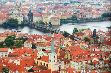 Yaz, Çek Cumhuriyeti, Avrupa'nın Prag ve Vltava Nehri panoramik manzaraya. Üstten görünüm.