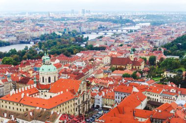 Yaz, Çek Cumhuriyeti, Avrupa'nın Prag ve Vltava Nehri panoramik manzaraya. Üstten görünüm.