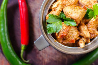 Taze ev yapımı tavuk köri ile serin vintage seramik kase. Yumuşak seçici odak.