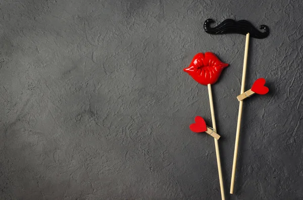 Arka plan fotoğraf booth sahne bıyık dudakları koyu taş üzerinde kurulu.