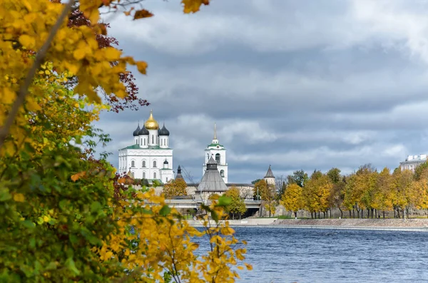 Catedral Trinidad Pskov Kremlin Rusia Antigua Fortaleza Orilla Del Río —  Fotos de Stock