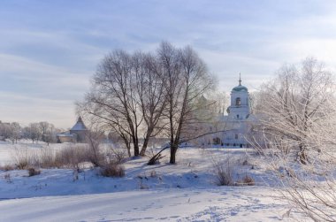 Nehir tarafından Ortodoks Kilisesi yakınındaki. Pskov. Kış. Rusya.