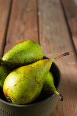 Ahşap rustik arka plan üzerinde bir kapta sulu taze armut konferans