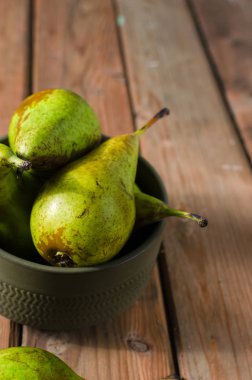 Ahşap rustik arka plan üzerinde bir kapta sulu taze armut konferans