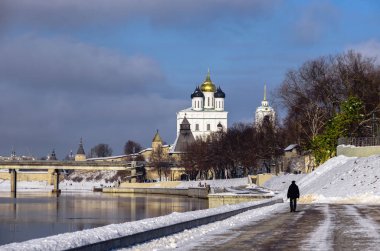 Trinity Katedrali Pskov. Pskov Kremlin, Rusya Kış saati