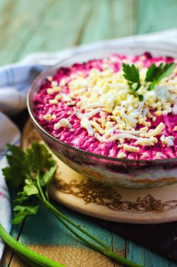 Bir kürk manto maydanoz ile şeffaf plaka altında geleneksel Rus ringa balığı. Rustik tarzı. Seçici odak.