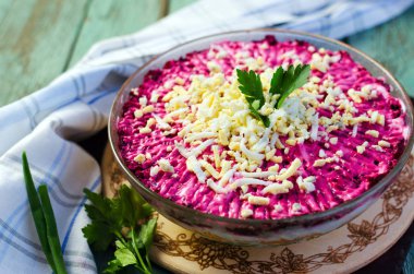 Bir kürk manto maydanoz ile şeffaf plaka altında geleneksel Rus ringa balığı. Rustik tarzı. Seçici odak.