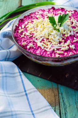 Bir kürk manto maydanoz ile şeffaf plaka altında geleneksel Rus ringa balığı. Rustik tarzı. Seçici odak.