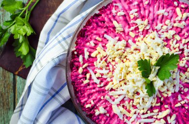 Bir kürk manto maydanoz ile şeffaf plaka altında geleneksel Rus ringa balığı. Rustik tarzı. Üstten Görünüm.