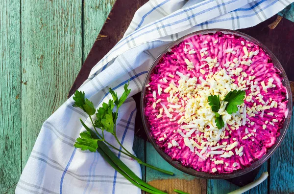 Bir kürk manto maydanoz ile şeffaf plaka altında geleneksel Rus ringa balığı. Rustik tarzı. Üstten Görünüm.