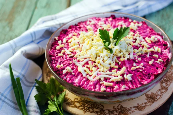 Bir kürk manto maydanoz ile şeffaf plaka altında geleneksel Rus ringa balığı. Rustik tarzı. Seçici odak.