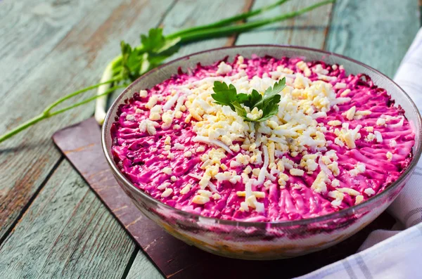 Bir kürk manto maydanoz ile şeffaf plaka altında geleneksel Rus ringa balığı. Rustik tarzı. Seçici odak.