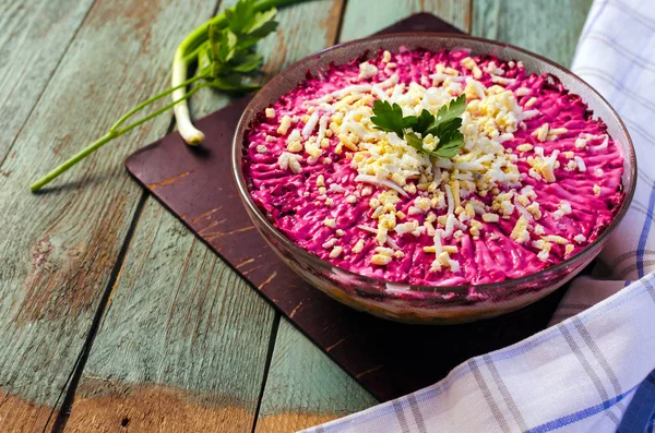 Bir kürk manto maydanoz ile şeffaf plaka altında geleneksel Rus ringa balığı. Rustik tarzı. Seçici odak.