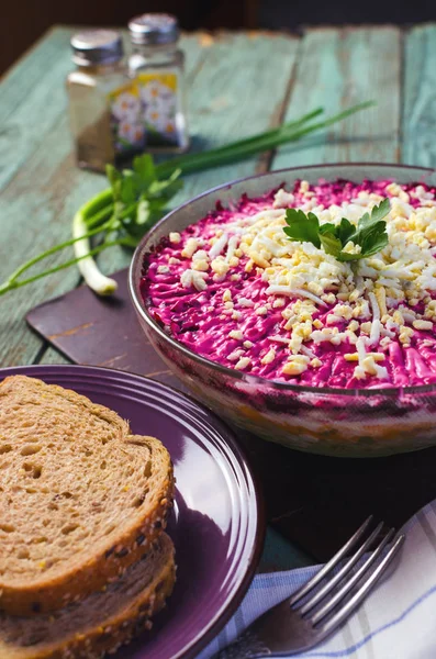 Bir kürk manto maydanoz ile şeffaf plaka altında geleneksel Rus ringa balığı. Rustik tarzı. Seçici odak.