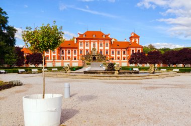 Na Sarayı na, Prag'ın Kuzey-Batı borough Çek Cumhuriyeti bulunan barok saray gibi. Sayar, Sternberg 1679 üzerinden 1691 için için inşa edilmiştir. Saray Prag şehir tarafından sahibi olduğu.