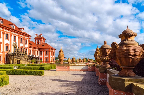 Na Sarayı na, Prag'ın Kuzey-Batı borough Çek Cumhuriyeti bulunan barok saray gibi. Sayar, Sternberg 1679 üzerinden 1691 için için inşa edilmiştir. Saray Prag şehir tarafından sahibi olduğu.