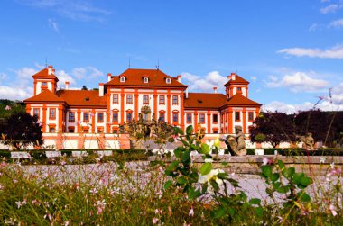 Na Sarayı na, Prag'ın Kuzey-Batı borough Çek Cumhuriyeti bulunan barok saray gibi. Sayar, Sternberg 1679 üzerinden 1691 için için inşa edilmiştir. Saray Prag şehir tarafından sahibi olduğu.