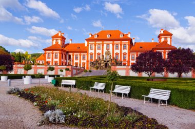 Na Sarayı na, Prag'ın Kuzey-Batı borough Çek Cumhuriyeti bulunan barok saray gibi. Sayar, Sternberg 1679 üzerinden 1691 için için inşa edilmiştir. Saray Prag şehir tarafından sahibi olduğu.