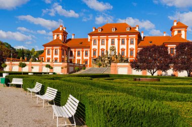 Na Sarayı na, Prag'ın Kuzey-Batı borough Çek Cumhuriyeti bulunan barok saray gibi. Sayar, Sternberg 1679 üzerinden 1691 için için inşa edilmiştir. Saray Prag şehir tarafından sahibi olduğu.
