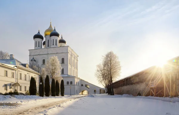 Katedrála Nejsvětější Trojice Pskov. Kreml Rusko. Starobylé pevnosti na břehu řeky. — Stock fotografie