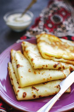 Ev yapımı ince krep veya krep veya krep pasta, seçici odak yığını.