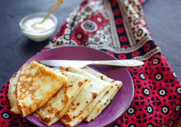 Ev yapımı ince krep veya krep veya krep pasta, seçici odak yığını.