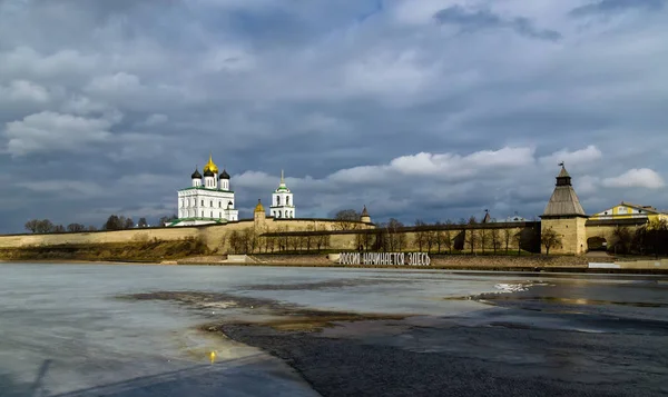 Kremlin em Pskov, Rússia. Fortaleza antiga. Cúpula de ouro da Igreja da Trindade . — Fotografia de Stock