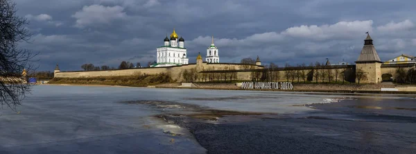 Kremlin en Pskov, Rusia. Antigua fortaleza. Cúpula dorada de la Iglesia Trinidad . —  Fotos de Stock