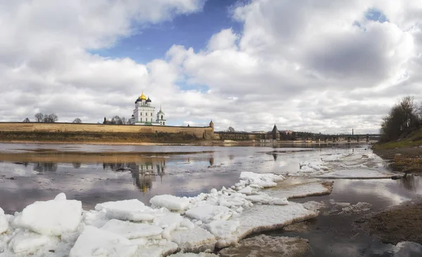 Antigua fortaleza en la orilla del río. Rusia. Kremlin Pskov. Primavera Pskov. deriva de hielo —  Fotos de Stock