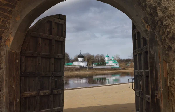 Pskov. O mosteiro de Spaso-Mirozhsky Zavelichsky. Hora da Primavera . — Fotografia de Stock