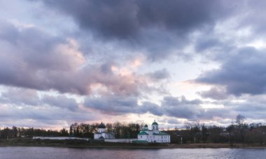 Pskov. Spaso-Mirozhsky Zavelichsky Manastırı. Bahar zamanı.