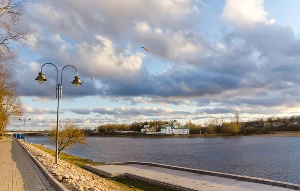 Pskov. The Spaso-Mirozhsky Zavelichsky monastery. Spring time. — Stock Photo, Image