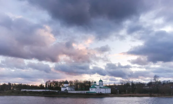 Pskov. El monasterio de Spaso-Mirozhsky Zavelichsky. Primavera . —  Fotos de Stock