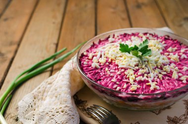 Bir kürk manto maydanoz ile beyaz tabakta altında geleneksel Rus ringa balığı