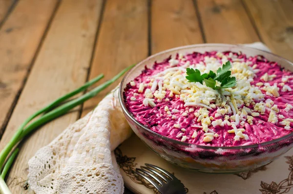 Bir kürk manto maydanoz ile beyaz tabakta altında geleneksel Rus ringa balığı