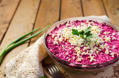 Bir kürk manto maydanoz ile beyaz tabakta altında geleneksel Rus ringa balığı