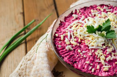 Bir kürk manto maydanoz ile beyaz tabakta altında geleneksel Rus ringa balığı