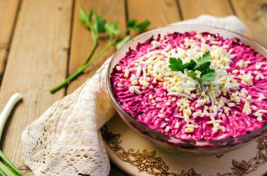 Bir kürk manto maydanoz ile beyaz tabakta altında geleneksel Rus ringa balığı