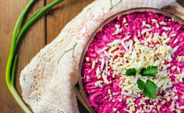 Bir kürk manto maydanoz ile beyaz tabakta altında geleneksel Rus ringa balığı.