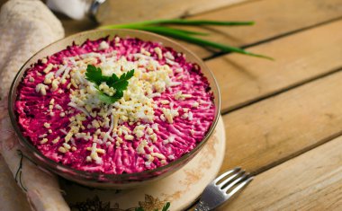 Bir kürk manto maydanoz ile beyaz tabakta altında geleneksel Rus ringa balığı.